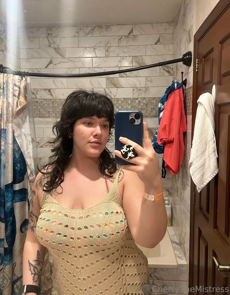Обнаженная фотография утечки OnlyFans от Cherryishairy