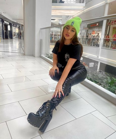 Nahá fotka uniklých OnlyFans od Mae Welsch
