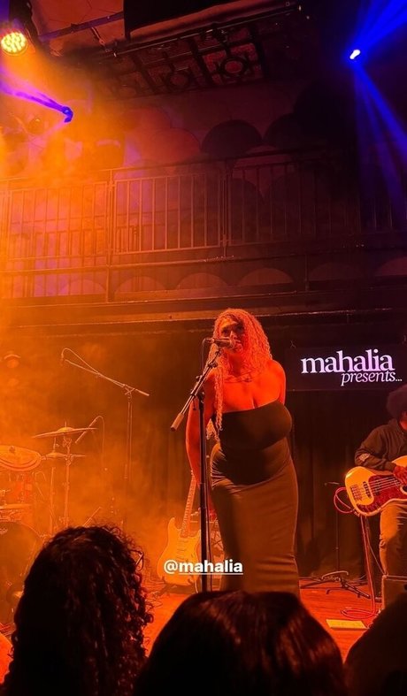 Nacktes geleaktes OnlyFans-Foto von Mahalia