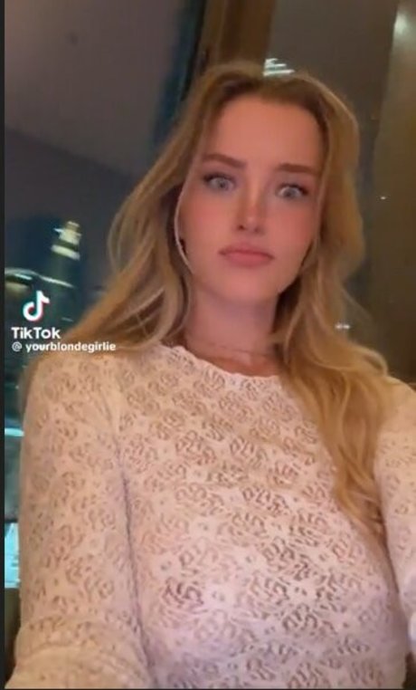 Naken lekkede OnlyFans-bilde av Yourblondegirlie