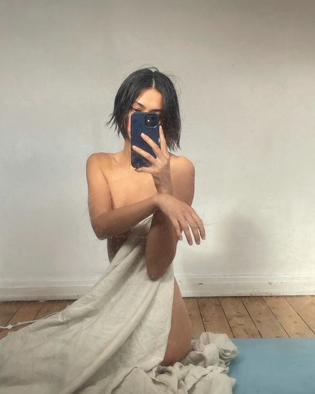Nahá fotka uniklých OnlyFans od Bridget Gao Hollitt