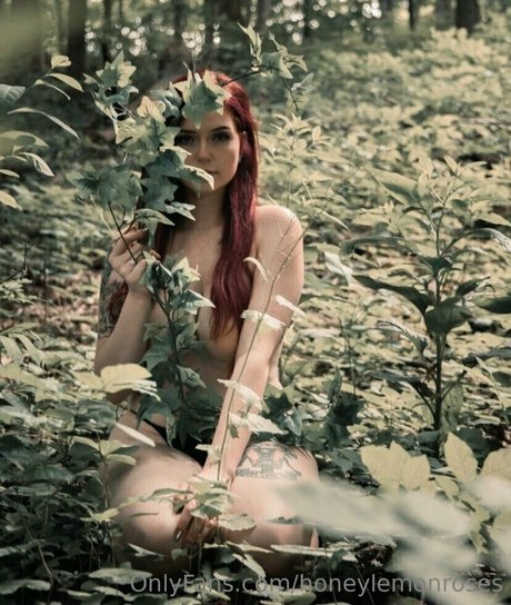 Naken lekkede OnlyFans-bilde av Honeylemonroses