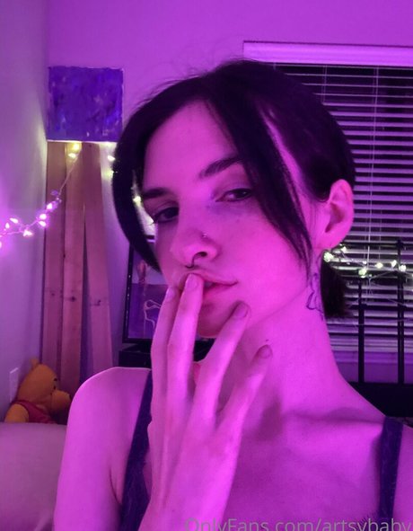 Naakte gelekte OnlyFans-foto van Artsybaby