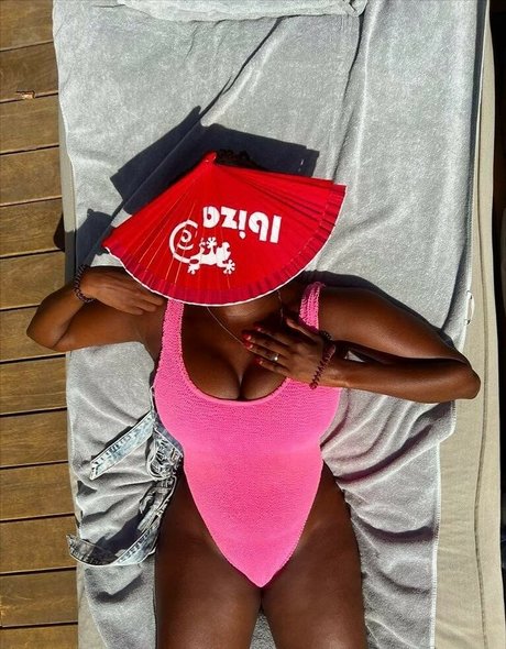 Foto di nudo di fuga di OnlyFans di Oti Mabuse