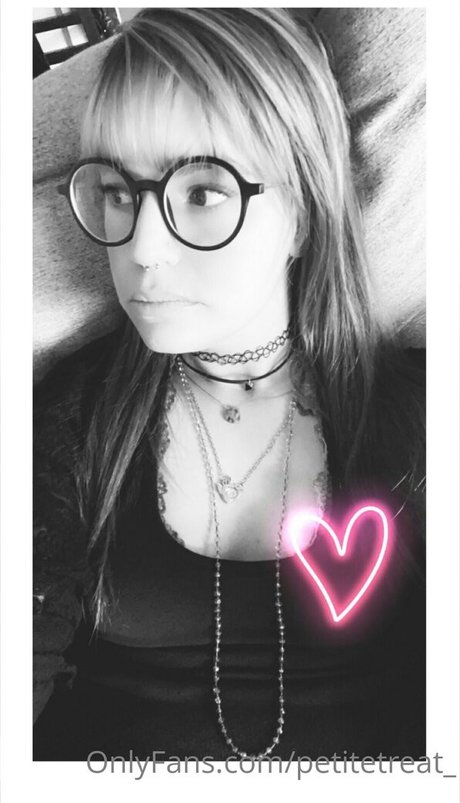 Naken lekkede OnlyFans-bilde av Petitetreat