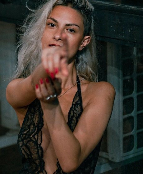 Naken läckt OnlyFans-bild av Emilia Kira