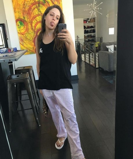 Carly Chaikin