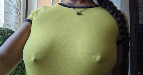 Naken lekkede OnlyFans-bilde av Littlelillyfckslut