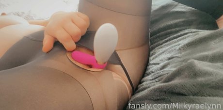 Nahá fotka uniklých OnlyFans od Milkyraelynn