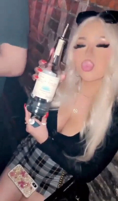 Alasti lekkinud OnlyFans-i pilt Monet Fisher