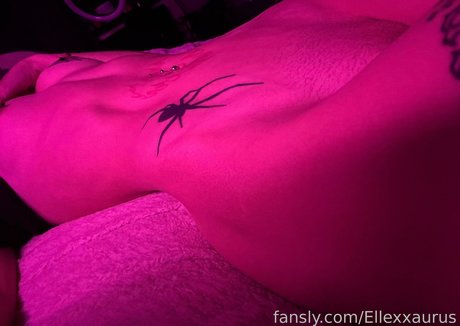 Nahá fotka uniklých OnlyFans od Ellexxaurus