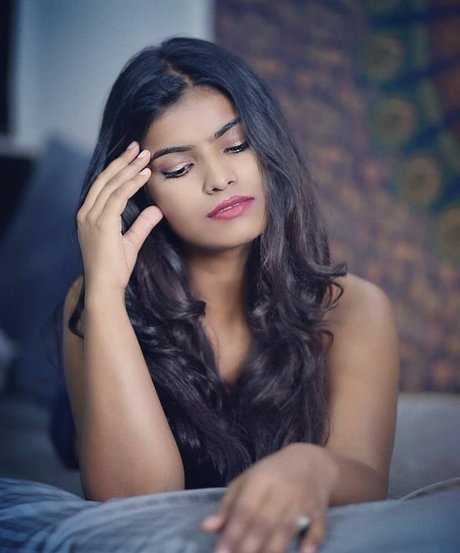 Naken lekkede OnlyFans-bilde av Nidhi Goel