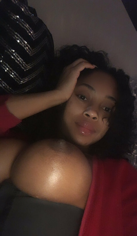 Naakte gelekte OnlyFans-foto van Ninas420life
