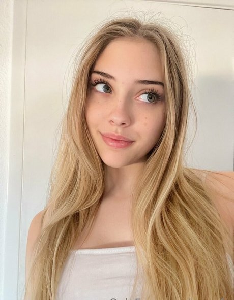 Nahá fotka uniklých OnlyFans od Enya4u