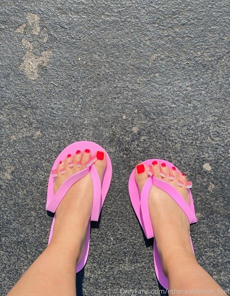 Naken lekkede OnlyFans-bilde av Etherealdemiefeet