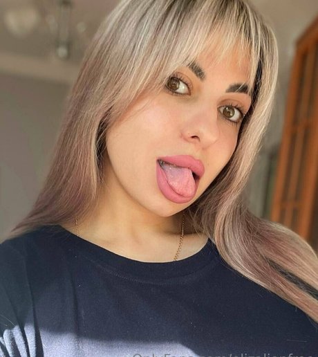 Naken lekkede OnlyFans-bilde av Candyadria