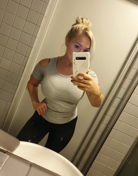 Nahá fotka uniklých OnlyFans od Emilia Linden