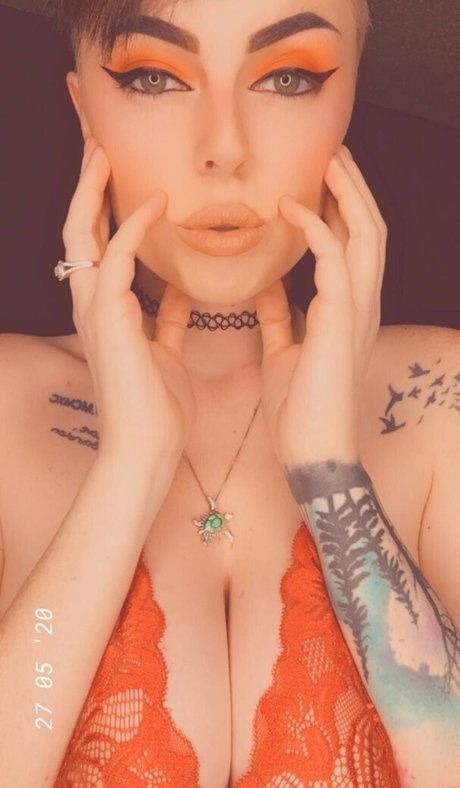 Naken lekkede OnlyFans-bilde av Thesunshinnettv