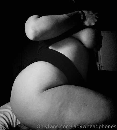 Naken läckt OnlyFans-bild av Ladywheadphones