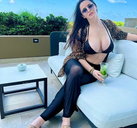 Naakte gelekte OnlyFans-foto van Mizzeves