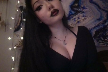 Naken lekkede OnlyFans-bilde av Moonbaby Asmr