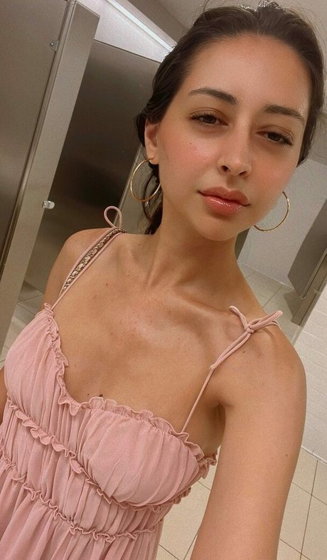 Naken läckt OnlyFans-bild av Serena Milan