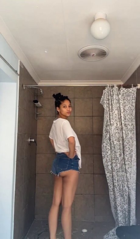 Naken lekkede OnlyFans-bilde av Momofebs