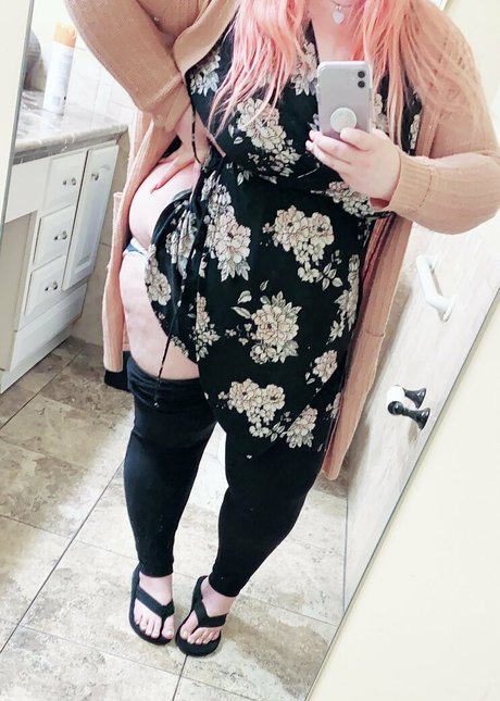 Обнаженная фотография утечки OnlyFans от Chubbymilkymommy
