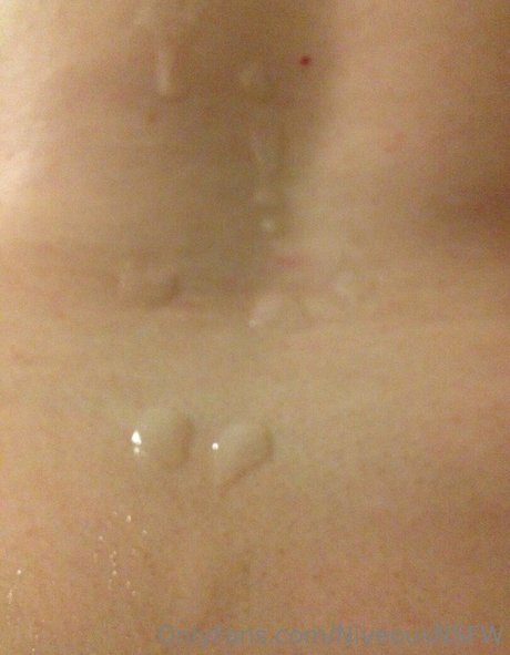 Naken lekkede OnlyFans-bilde av Niveousnsfw