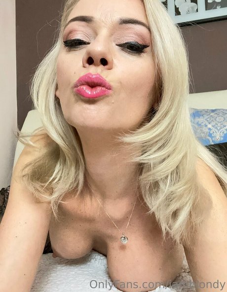 Foto di nudo di fuga di OnlyFans di Iamblondy