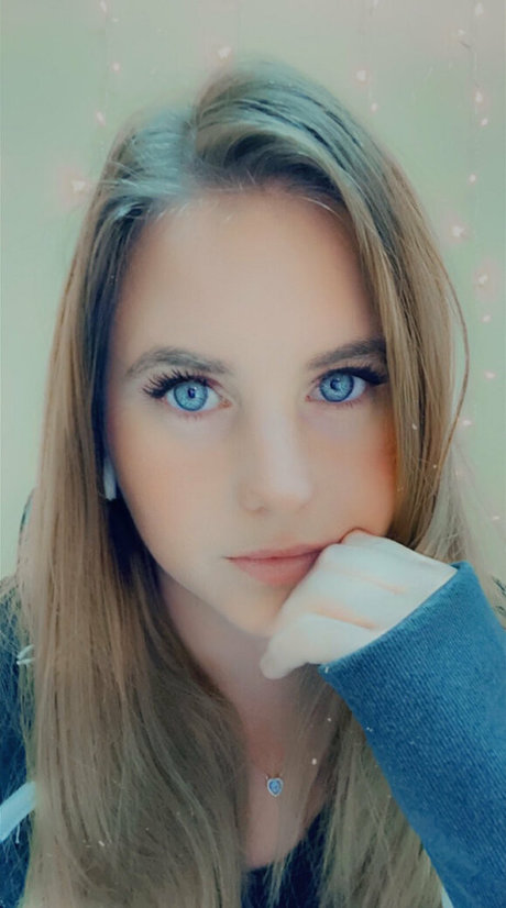 Naken lekkede OnlyFans-bilde av Blueeyesbombshell