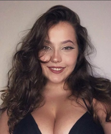 Naken lekkede OnlyFans-bilde av Red Mariana