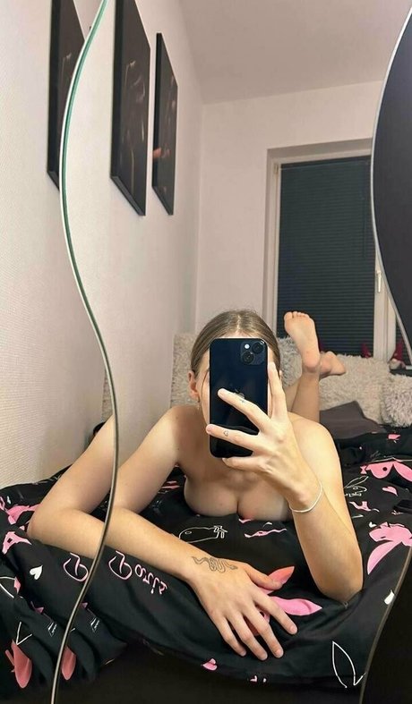 Naken lekkede OnlyFans-bilde av Lucyfansvip