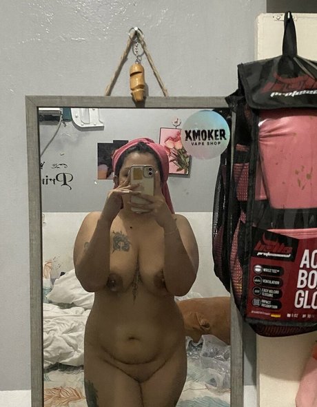 Naken läckt OnlyFans-bild av Curvypinaymilf