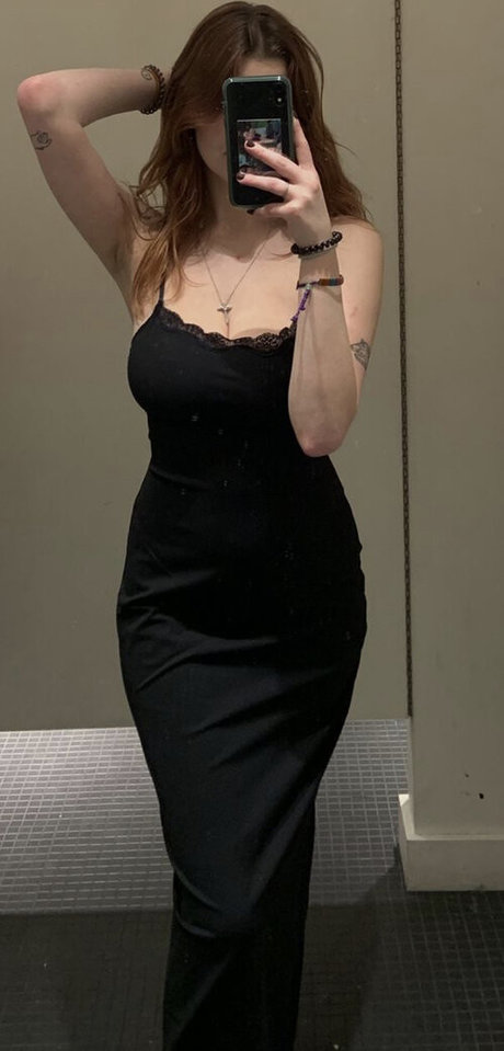Naken lekkede OnlyFans-bilde av Emily Ostafew