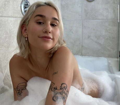 Naken läckt OnlyFans-bild av Emilyh