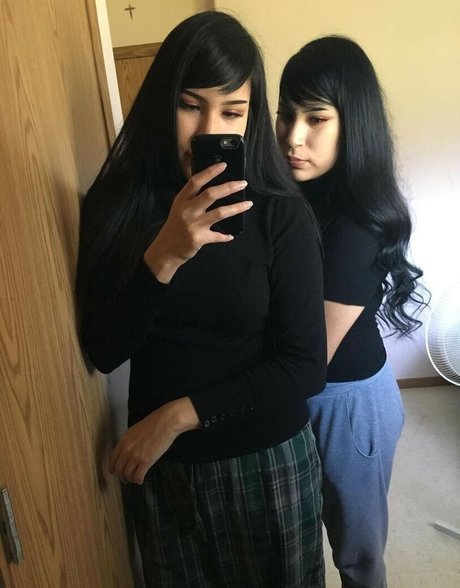Naken lekkede OnlyFans-bilde av Latina Twin Sisters