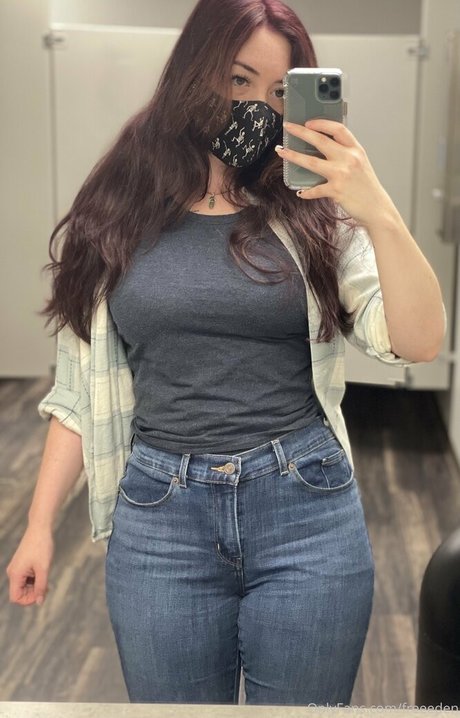 Naken läckt OnlyFans-bild av Freeeden