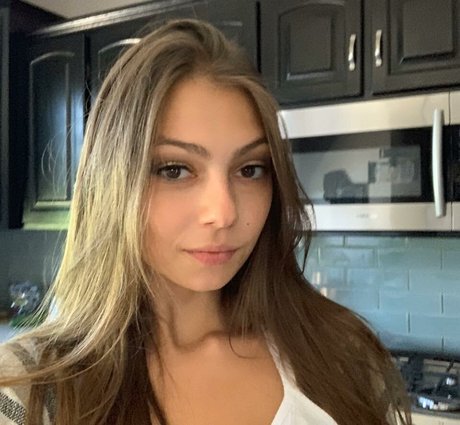 Nahá fotka uniklých OnlyFans od Elena Lukin