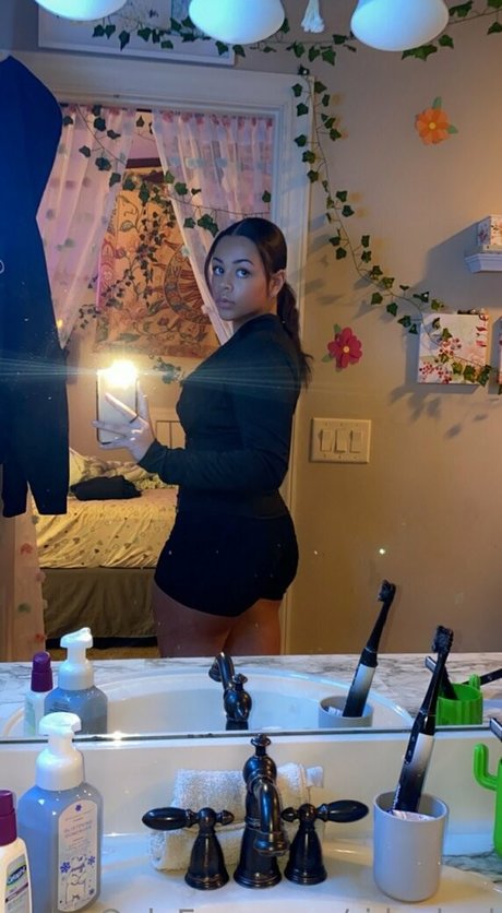 Naken läckt OnlyFans-bild av Rileaked