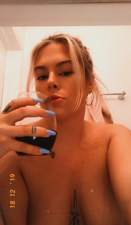 Nakedgirloninternet