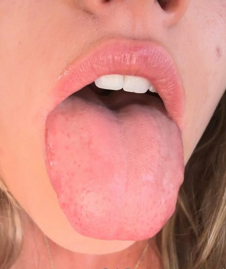 Nahá fotka uniklých OnlyFans od Asmrcarol
