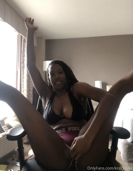Nahá fotka uniklých OnlyFans od Krazyyy4k