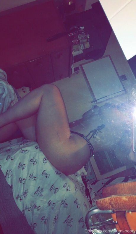 Naakte gelekte OnlyFans-foto van Alumibooty
