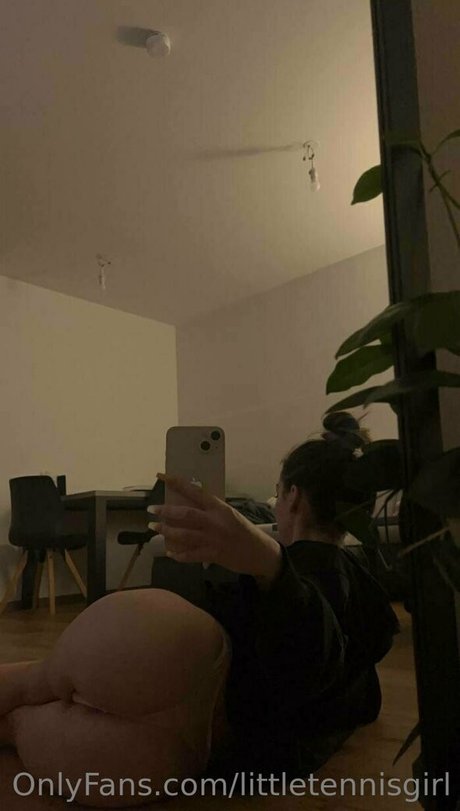 Naken läckt OnlyFans-bild av Littletennisgirl