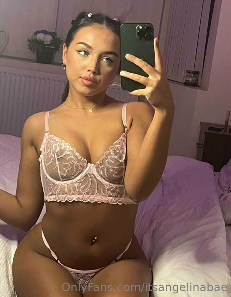 Naken läckt OnlyFans-bild av Itsangelinabae