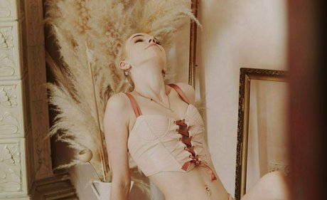 Naken lekkede OnlyFans-bilde av Lillyblooms