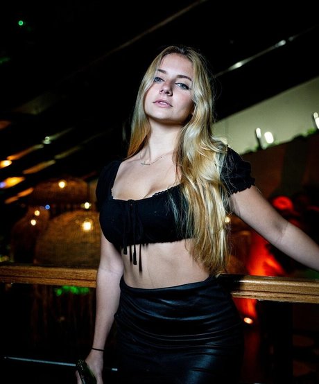 Nahá fotka uniklých OnlyFans od Julie Remoissenet