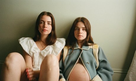 Naken lekkede OnlyFans-bilde av Blutstein Sisters