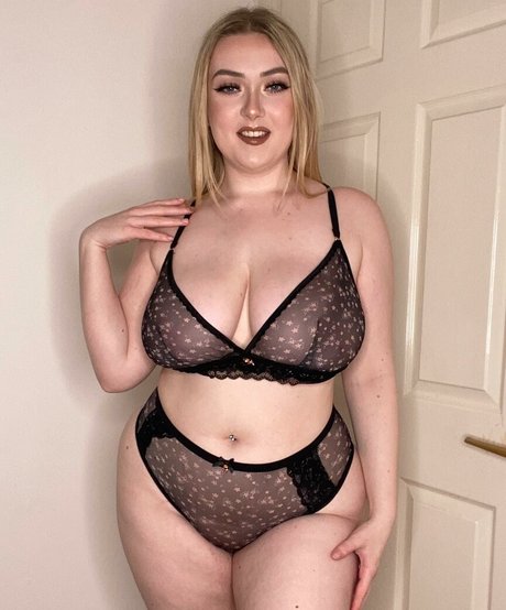 Nahá fotka uniklých OnlyFans od Kirsten Minnerylaing